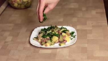 Рецепт - Салат из простых продуктов Бавария - Шаг 6 -  При подаче посыпаем петрушкой.