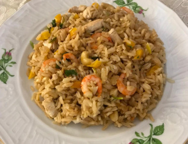 Рис по-тайски с курицей креветками и кешью