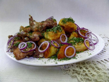Поджаренный кролик с картошкой и зеленью