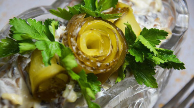 Салат с куриными сердечками, грибами, огурцами и сыром