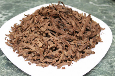 Рецепт - Слоёный салат из печени - Шаг 1 - Печень телячью отварить, затем натереть на крупной терке.