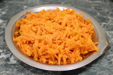Рецепт - Слоёный салат из печени - Шаг 2 -  Морковь отварить, почистить и натереть на крупной терке.