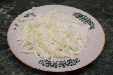 Рецепт - Слоёный салат из печени - Шаг 3 -  Яйца отварить, белки отделить от желтков, белки натереть на крупной терке, желтки оставить для украшения.