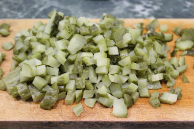 Рецепт - Слоёный салат из печени - Шаг 4 -  Огурчики нарезать мелкими кубиками.