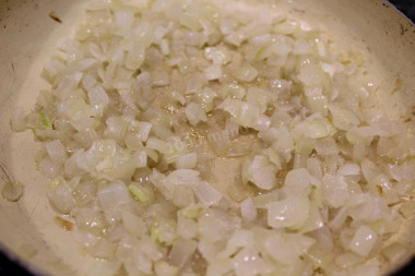Рецепт - Слоёный салат из печени - Шаг 5 -  Лук порезать мелкими кубиками и обжарить на сковороде.