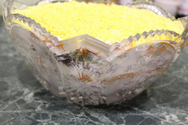 Рецепт - Слоёный салат из печени - Шаг 6 -  Укладывать слоями в блюдо с высокими бортиками в следующем порядке: печень 1/2, жареный лук 1/2, огурцы 1/2, морковь белки. Далее положить оставшаяся печень, лук, огурчики. Сверху посыпать желтком, тертым на мелкой терке. Майонез добавлять по вкусу.