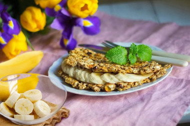 Овсяноблин с цукатами, изюмом и бананом