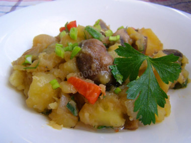Картофель тушеный с грибами