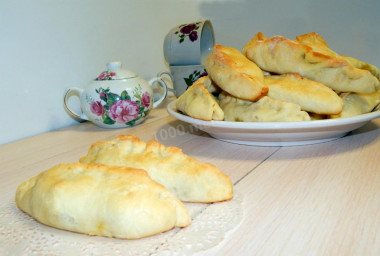 Пирожки из дрожжевого сдобного теста с мясом и картошкой