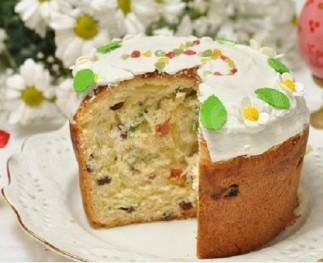 Кулич с изюмом и цукатами