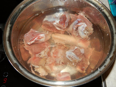 Рецепт - Оливье с говядиной салат - Шаг 2 -  Говядину вымачиваем в холодной воде (лучше брать для салата мякоть), чтобы удалить кровь и всемозможную примесь пыли. Мясо отвариваем в подсоленной воде, во время варки лучше добавить в бульон лавровый лист и несколько горошинок черного перца, чтобы удалить специфический привкус говядины. Мясо вынимаем из бульона, остужаем и мелко нарезаем.Чтобы убрать специфический привкус говядины, можно добавить в салат зелень укропа и петрушки, мелко порубленную.