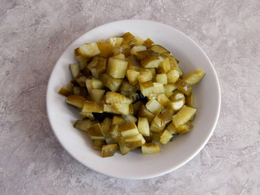 Рецепт - Оливье с говядиной салат - Шаг 3 -  Маринованные огурцы нарезаем кубиками. По желанию можно маринованные огурцы заменить свежими, но маринованные огурчики придают пикантность и особый вкус салату, смягчают вкус говядины, поэтому лучше использовать их.