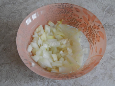 Рецепт - Оливье с говядиной салат - Шаг 4 -  Лук, чтобы удалить лишнюю горечь, нарезаем и выдерживаем несколько минут в кипятке, воду сливаем. Не менее вкусен будет лук, если его замариновать в уксусе. Однако, кто любит пикантную луковую горчинку, может этого не делать, и добавить в салат порезанный свежий лук. Можно вместо репчатого лука добавить луковое зеленое перо.