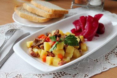 Тушеная картошка с грибами и морковью