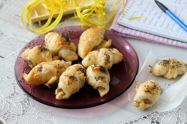 Слоеные рогалики с красной рыбой и сыром в духовке