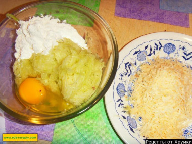 Рецепт - Оладушки кабачковые - Шаг 6 -  Затем понемногу добавляем муку, постоянно помешивая.