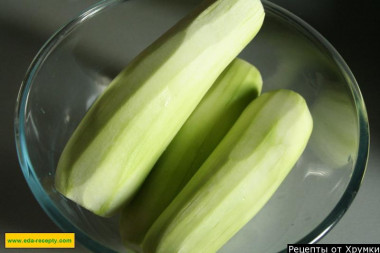 Рецепт - Оладушки кабачковые - Шаг 3 -  Снимаем с них кожицу.