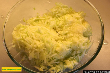Рецепт - Оладушки кабачковые - Шаг 4 -  Затем натираем их на крупной терке. Теперь отжимаем овощ, освобождая его от излишнего сока.