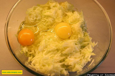 Рецепт - Оладушки кабачковые - Шаг 5 -  Теперь добавляем к кабачкам яйца и тщательно перемешиваем.