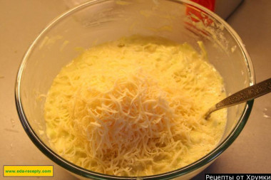 Рецепт - Оладушки кабачковые - Шаг 7 -  Далее натираем на мелкой терке сыр. И вмешиваем его в кабачковую массу. Можете посолить ее по вкусу, но учтите, что сыр тоже соленый, поэтому пробуйте, чтобы не пересолить.