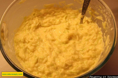 Рецепт - Оладушки кабачковые - Шаг 8 -  И так же замешиваем с мукой и тертым чесноком.