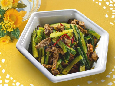 Мясной салат с огурцами