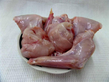 Рецепт - Кролик с картошкой в рукаве в духовке - Шаг 2 -  От тушки кролика отделить передние и задние ляжки и отрезать места, где больше мышечного мяса. Можно использовать шейку.