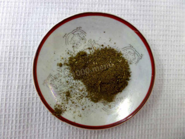 Рецепт - Кролик с картошкой в рукаве в духовке - Шаг 3 -  В кофемолке перемолоть в порошок лавровый лист.