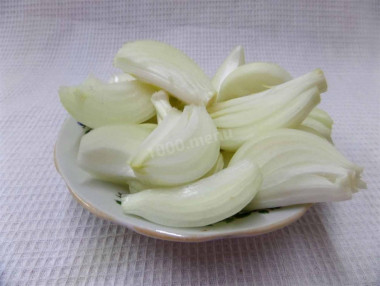 Рецепт - Кролик с картошкой в рукаве в духовке - Шаг 5 -  Репчатый лук разрезать вдоль головок на широкие дольки.