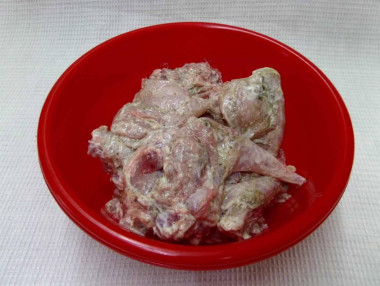 Рецепт - Кролик с картошкой в рукаве в духовке - Шаг 6 -  Взять глубокую чашку, выложить в нее мясо кролика и смазать майонеза. По вкусу посолить, поперчить, добавить молотый лавровый лист и кориандр. Пусть маринуется минимум пол часа.