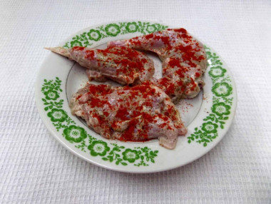 Рецепт - Кролик с картошкой в рукаве в духовке - Шаг 7 -  Затем каждый кусочек мяса посыпьте паприкой.