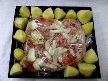 Рецепт - Кролик с картошкой в рукаве в духовке - Шаг 9 -  Положить пакет на противень. Для дополнения будущего блюда, я вокруг пакета на лист раскладываю отваренный картофель. Противень поставить в разогретую до 200°С духовку и запекать от 70 до 90 мин. Если вы используете мясо молодого животного, достаточно выпекать 60 мин.