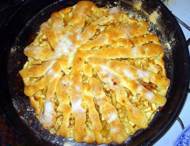 Песочный ореховый пирог с орехами изюмом и яблоками
