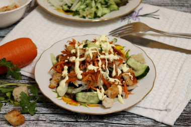 Салат с корейской морковью, сырокопченой колбасой и огурцами