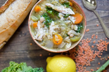 Суп с чечевицей, сельдереем и курицей на курином бульоне