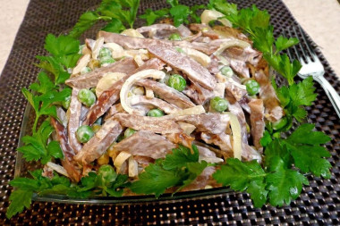 Салат Свиное сердце с луком горошком и майонезом