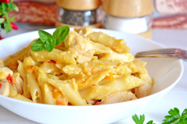 Паста Пенне с курицей и болгарским перцем в сливочном соусе