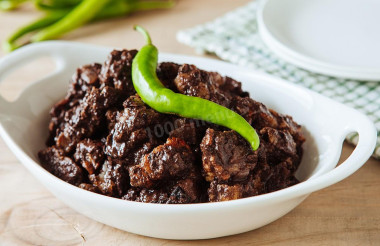 Жареная на сале свинина с соусом из крови