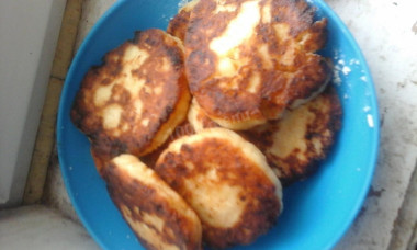 Сырники с яблоком, ванилью и корицей на сковороде
