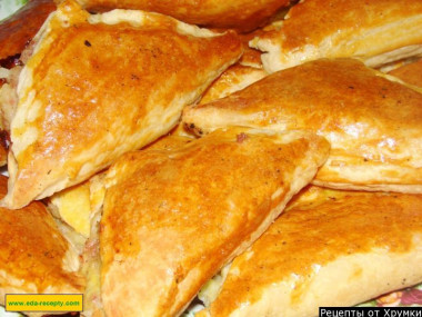 Пирожки из слоеного теста с картошкой и сыром