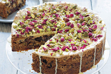 Торт с халвой, финиками, миндалем и фисташками