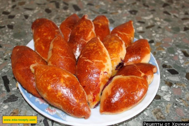 Вкусные дрожжевые пирожки с вишней в духовке без кефира
