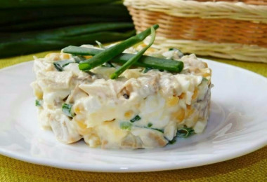 Салат с маринованными грибами и консервированной кукурузой