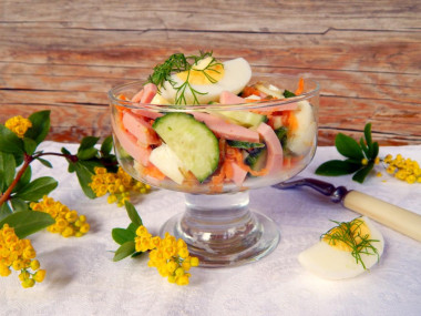 Салат корейская морковь, колбаса и маринованные огурцы