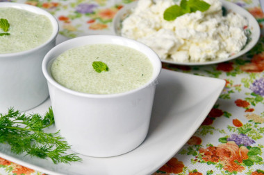 Диетический коктейль с огурцами и зеленью