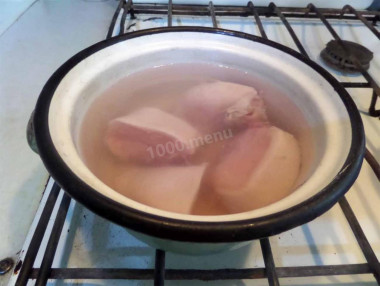 Рецепт - Салат Подсолнушек - Шаг 2 -  Отварить в подсоленой воде куриную грудку.