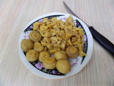 Рецепт - Салат Подсолнушек - Шаг 3 -  Грибы мелко порезать.