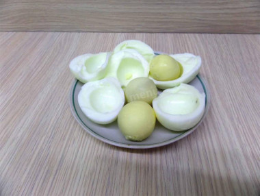 Рецепт - Салат Подсолнушек - Шаг 4 -  Яйца отварить вкрутую, белки отделить от желтков.