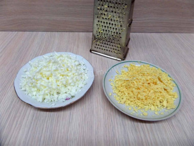 Рецепт - Салат Подсолнушек - Шаг 5 -  Белки натереть на крупной, а желтки на мелкой терке.