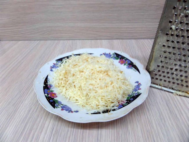 Рецепт - Салат Подсолнушек - Шаг 6 -  Сыр натереть на крупной терке.